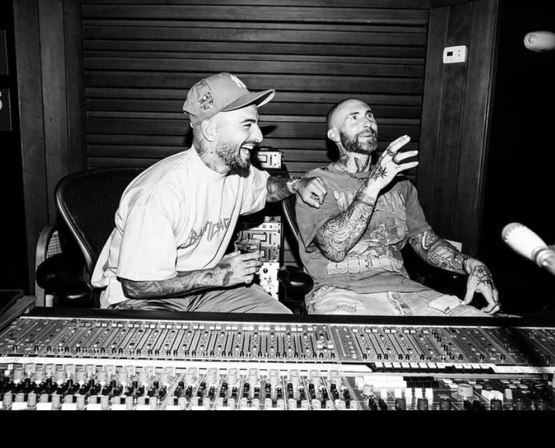 Se le van con todo a Adam Levine