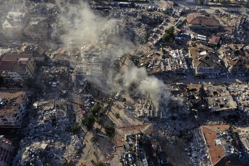 Rescatistas continúan con labores de rescate tras devastador temblor