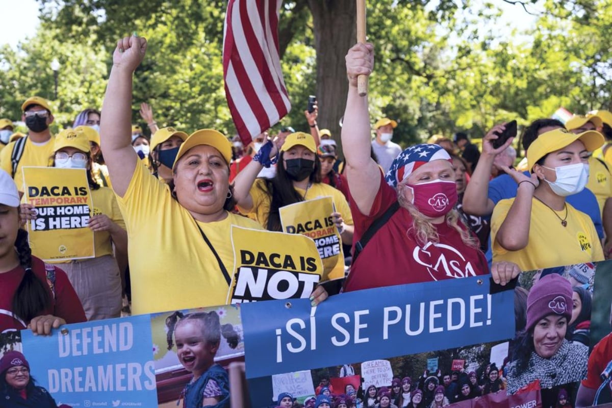 Biden busca reforzar protecciones a beneficiarios del DACA