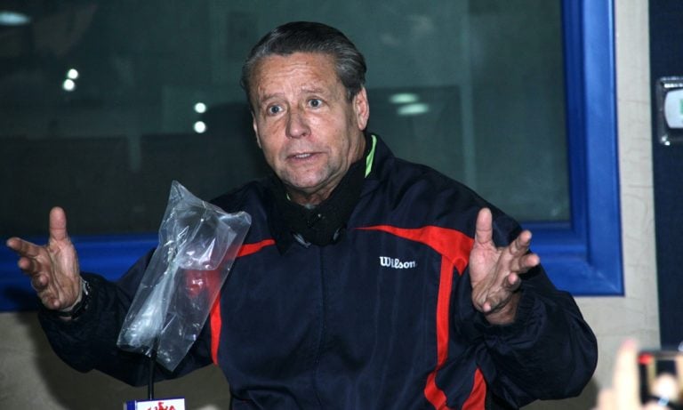 Alfredo Adame recibe golpiza… otra vez, fue atacado por ‘grabar victimas de homicidio’