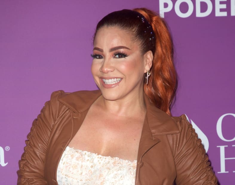 Carolina Sandoval proudly shows her stretch marks and is harshly criticized