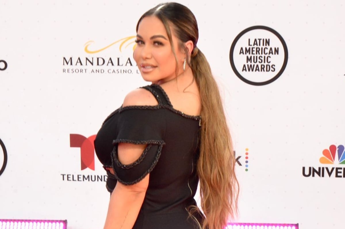 Chiquis vestido cuero