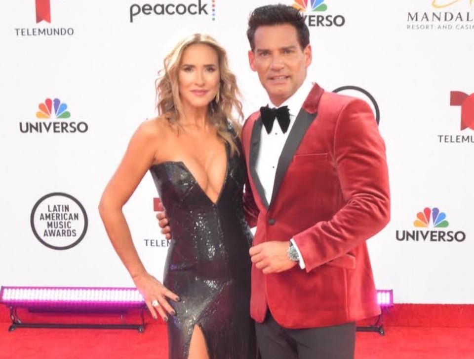Cristian de la Fuente kissing another woman