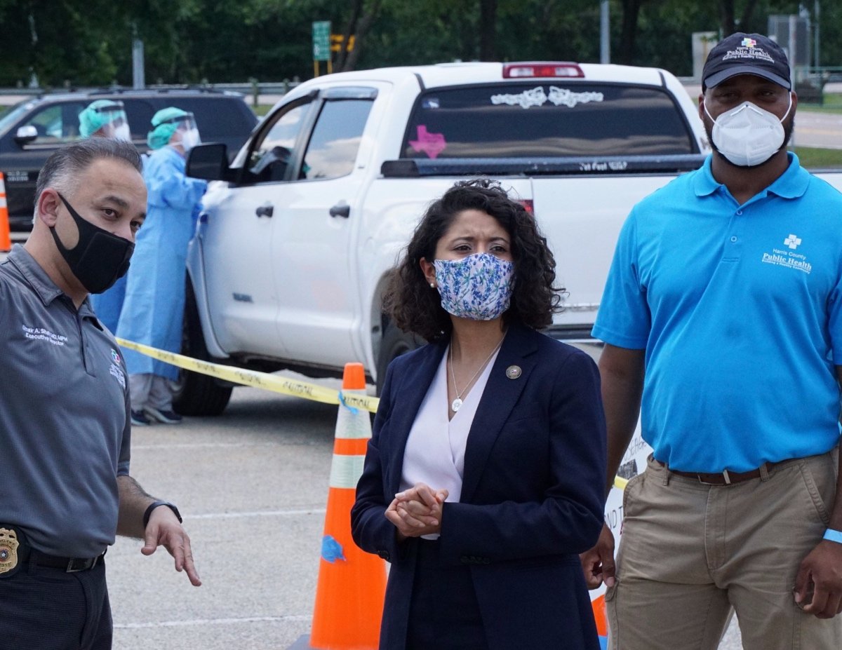 La juez Lina Hidalgo, del Condado de Harris en Texas, ordenó que en todos los negocios de su condado sea obligatorio el uso de tapabocas.