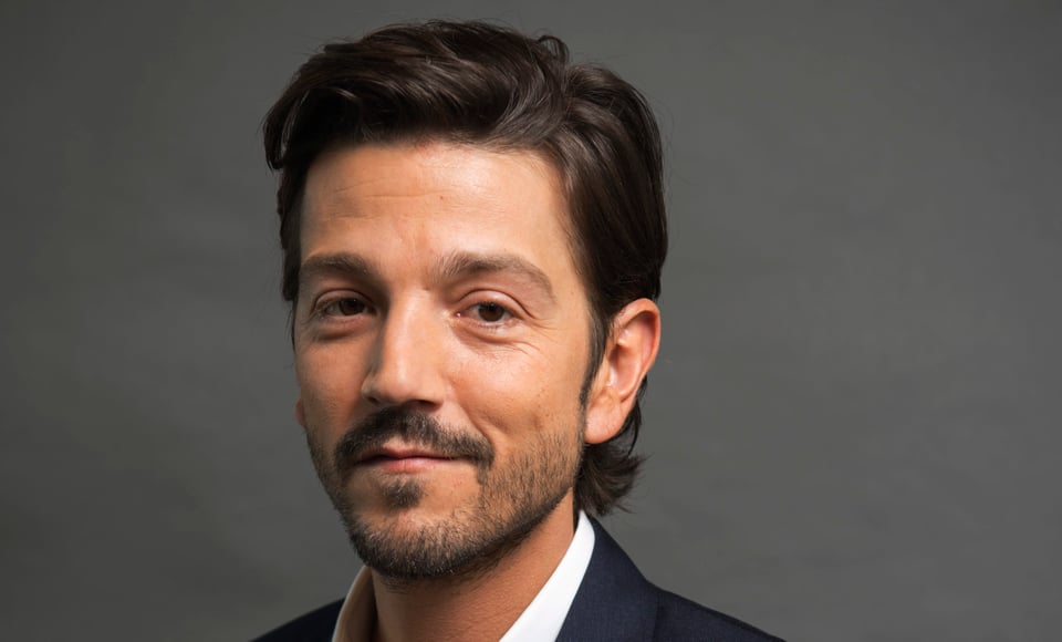 En esta foto del 4 de diciembre del 2016, Diego Luna, quien interpreta al capitán Cassian Andor en "Rogue One: A Star Wars Story", posa para un retrato en San Francisco. (Foto por Peter Barreras/Invision/AP)