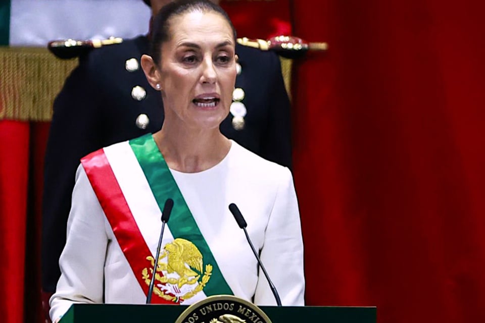 Claudia Sheinbaum mantas Sinaloa, mensajes contra militares Elota, mantas delincuencia organizada, fuerzas armadas Sinaloa acusaciones, mantas, MundoNOW