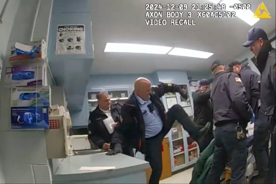 Policías golpeando a hombre esposado, Conmoción, Lo último, Ataque, EEUU