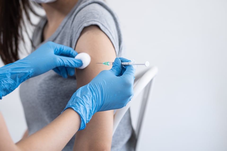Flu Cases Rising Alarmingly in the US, low flu vaccination, Christmas gatherings and flu, MundoNOW