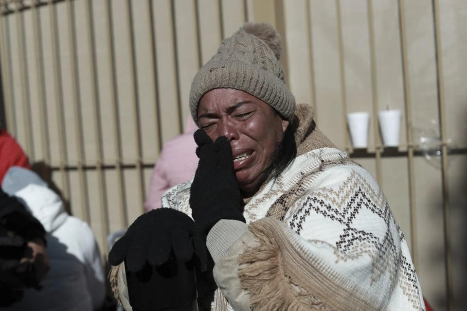 CBP One canceled Trump, Santa Fe Bridge migrants, border migrant stories, Margeli Hinojos Colombia, MundoNOW, MIGRANTS CRY AFTER CANCELLATION OF CBP ONE