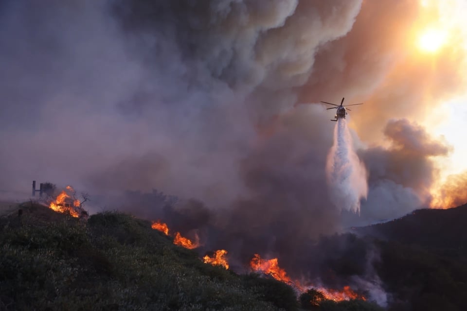 Pacific Palisade evacuation, Los Angeles, fires, MundoNOW, Biden Offers Help Amid Los Angeles Fire