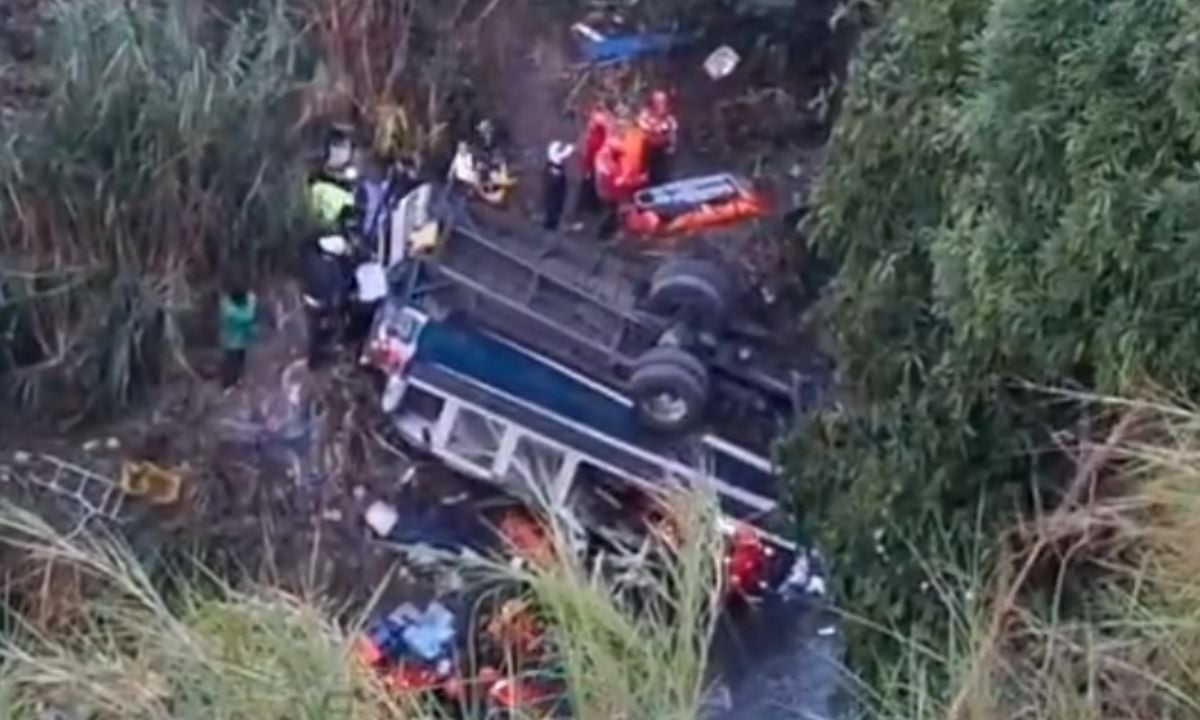 Tragedy in Guatemala: Bus plunges off a bridge (video)