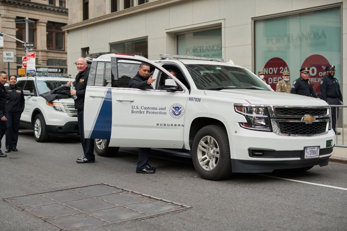 Vehículos ICE, redadas, migración, MundoNOW