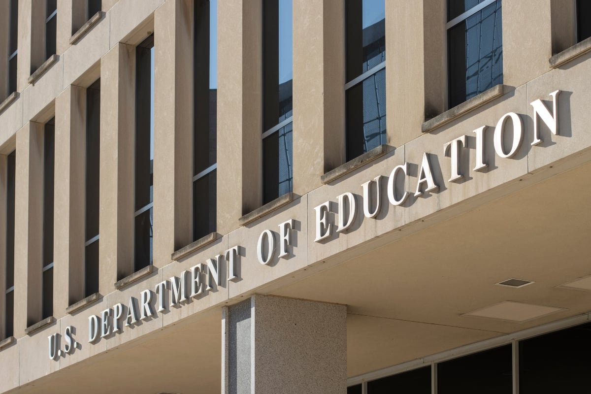 Departamento Educación baja administrativa, Trump, MundoNOW, U.S. Department of Education Places Half of Its Staff on Administrative Leave