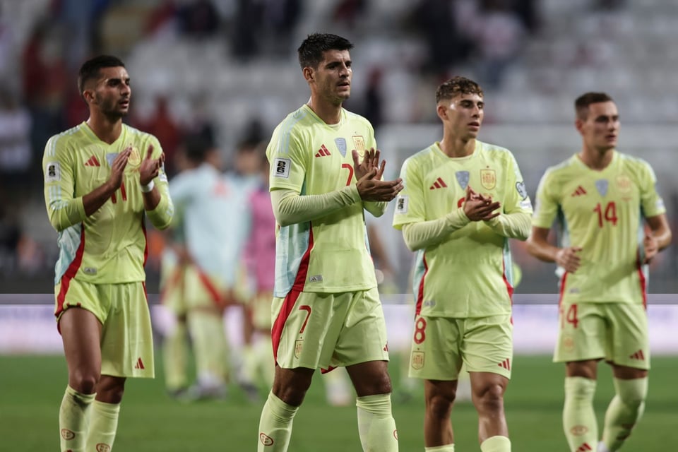 España goleó 6-0 a Turquía en las Eliminatorias rumbo al Mundial 2026, con un triplete de Merino para liderar su grupo.