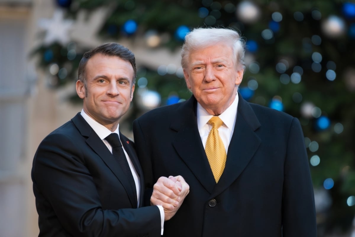 Trump provoca otra vez: revive su saludo de fuerza con Macron y alardea del “dinero ilimitado” de líder árabe en cumbre por Gaza