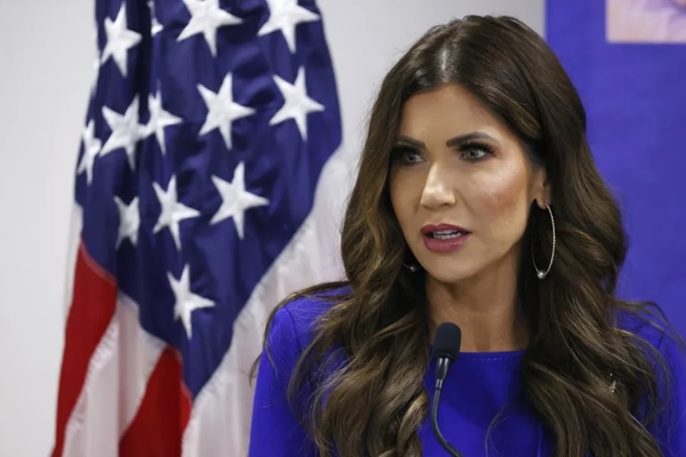 newsom, kristi, noem, reniuncia, california, ice
