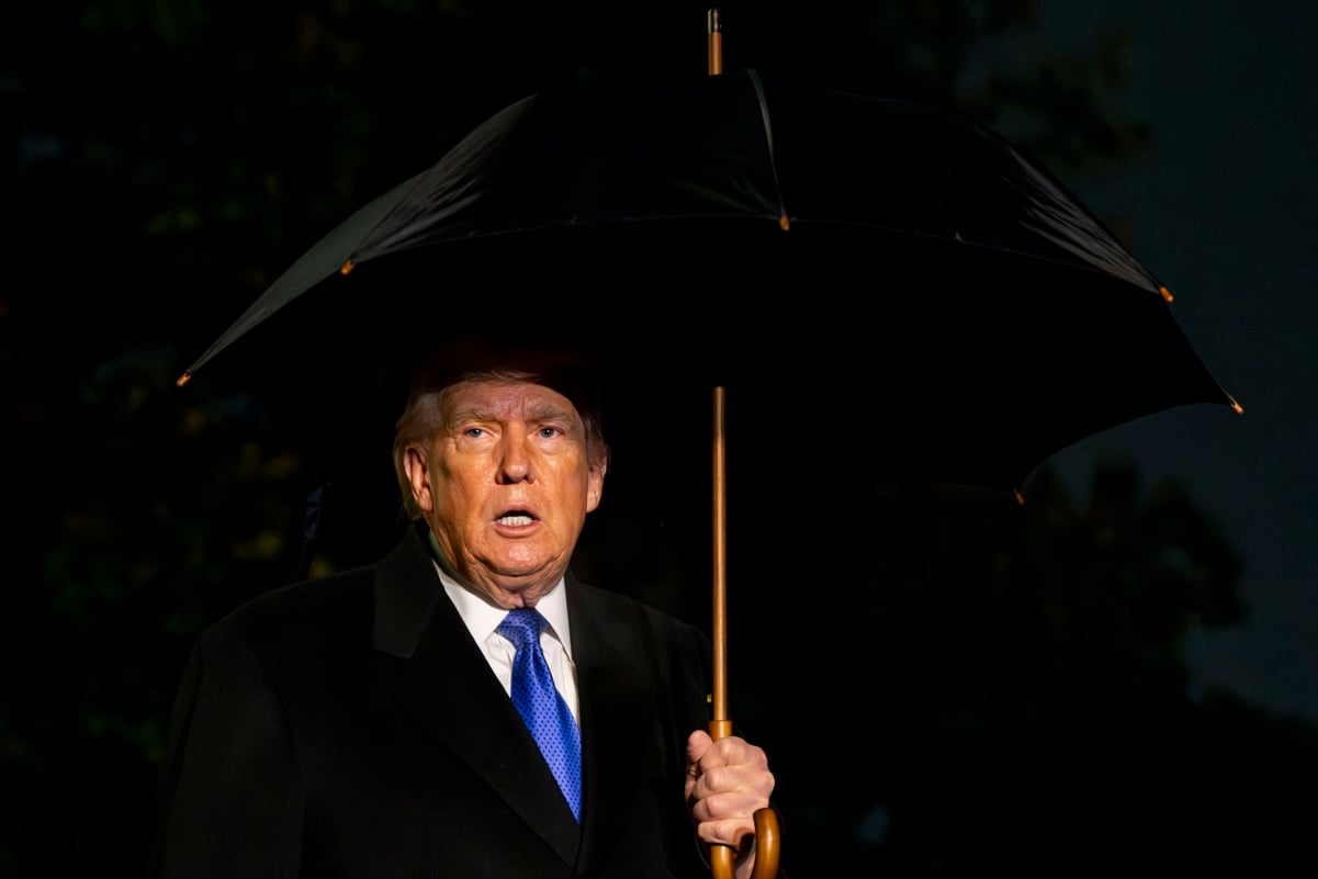 Congelación de fondos sociales desata demanda contra Trump