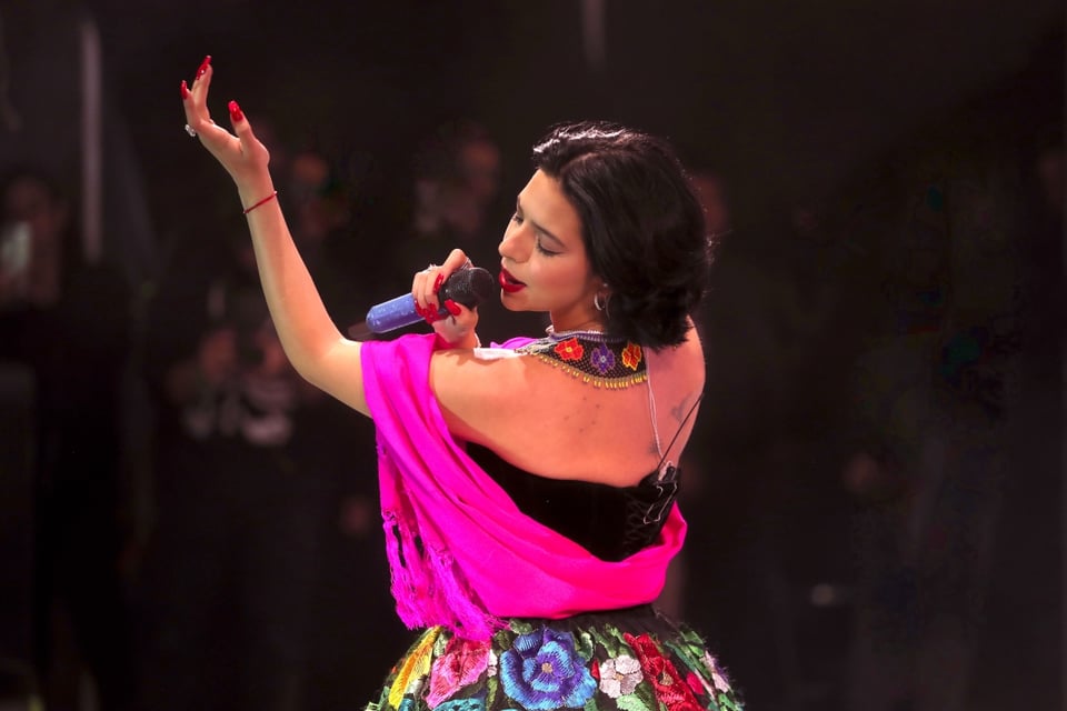 Ángela Aguilar con vestido rojo