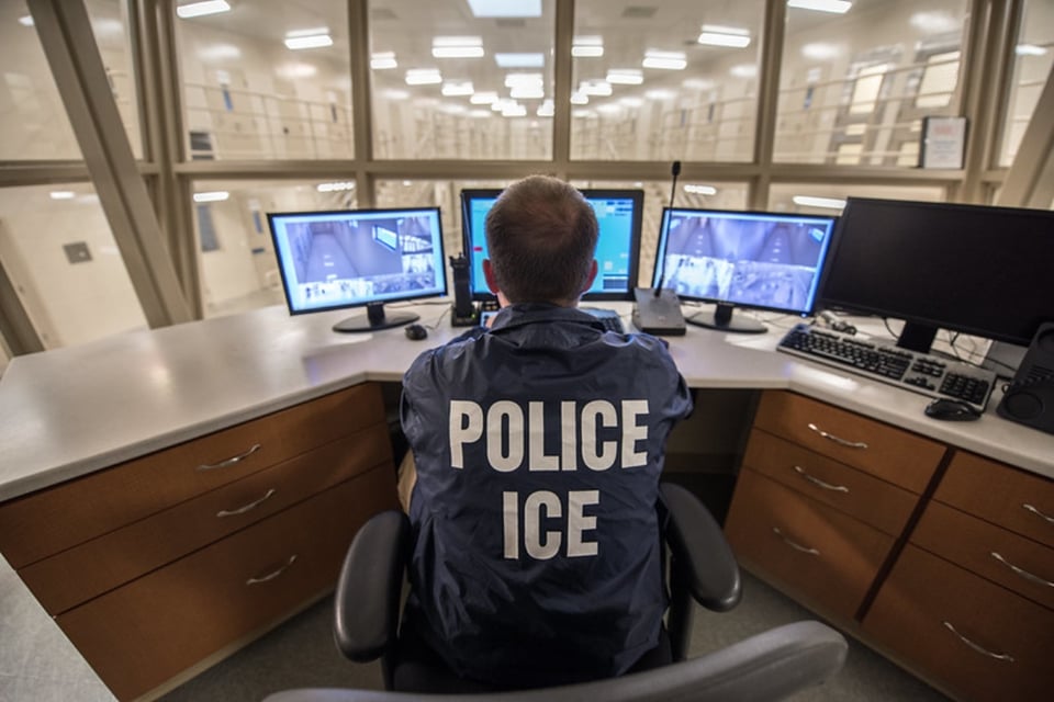 ICE impulsa megacentro de detención