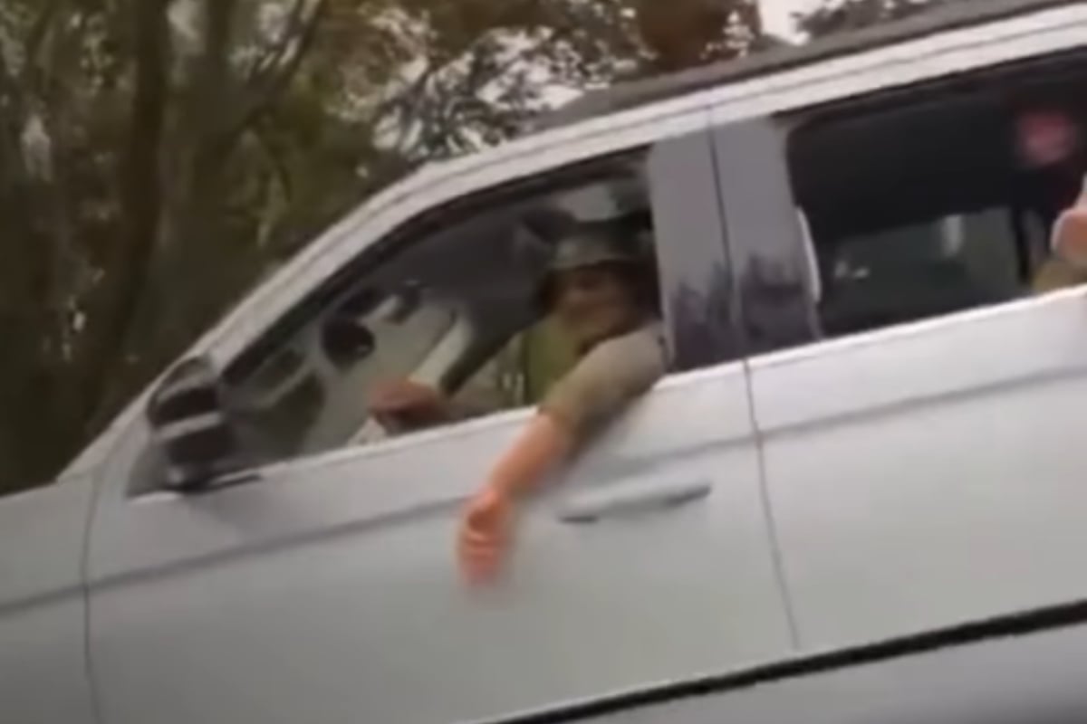 ¡Sin miedo! Mexicano enfrenta a agentes del ICE y los reta