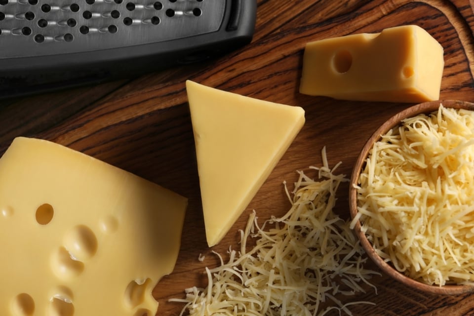 Retiran quesos por listeria