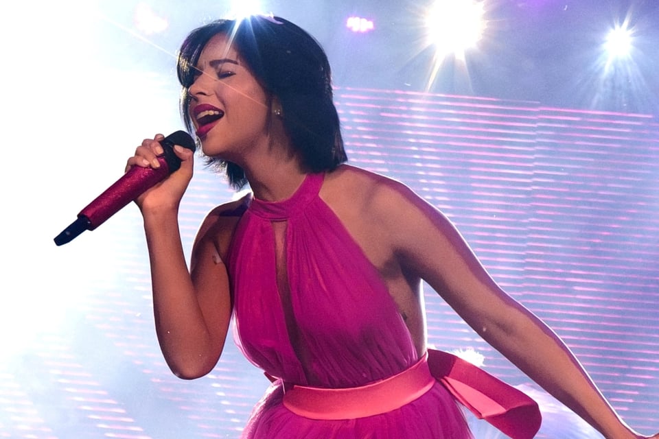 Ángela Aguilar con corsé transparente