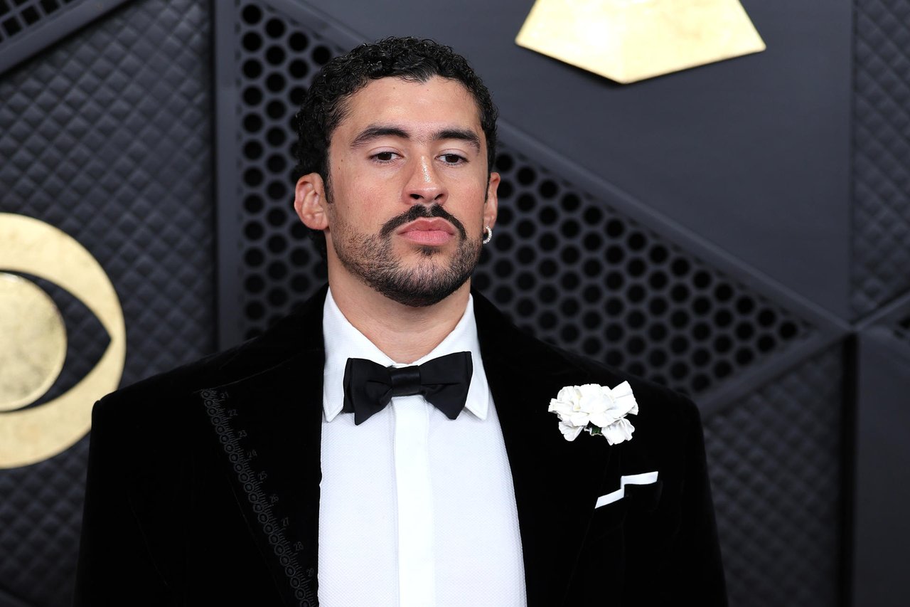 Bad Bunny Grammy ICE: el artista puertorriqueño celebra su histórico triunfo en los Grammy mientras lanza un contundente mensaje político desde el escenario de Los Ángeles. (Foto EFE), Bad Bunny Grammy ICE speech