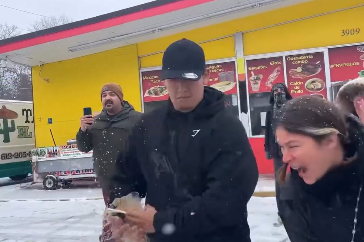 Multitud confronta a hombres sospechados de ser agentes de ICE