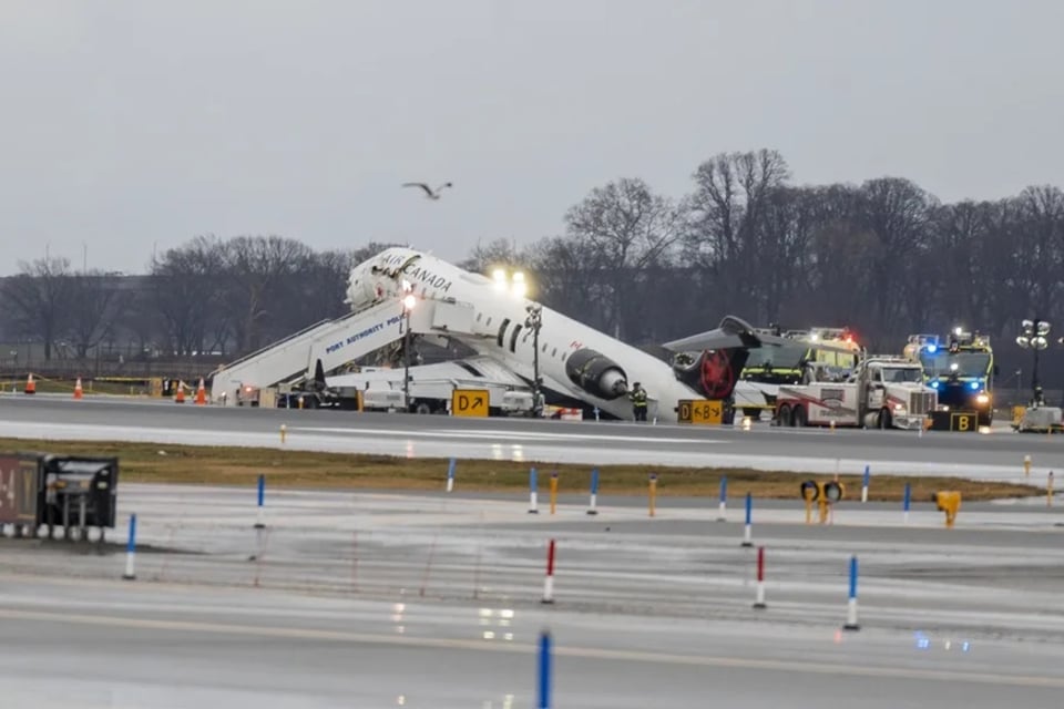Controlador admite grave error, LaGuardia, accidente aéreo MundoNOW