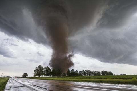 Alerta por brote severo: tornados intensos y vientos destructivos amenazan el centro de EE.UU.