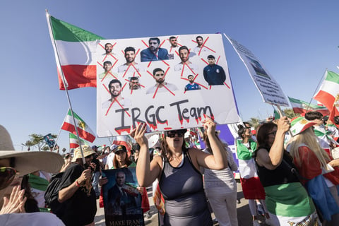 Irán debuta en el Mundial entre protestas, abucheos y una afición fracturada