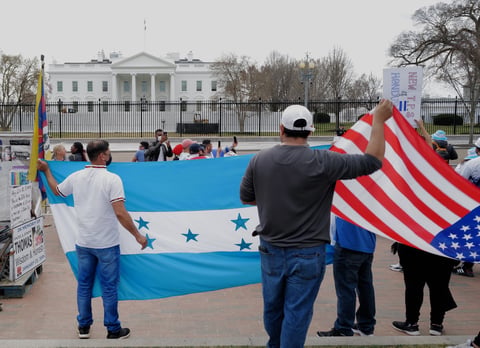 Cerca de 100 organizaciones presionan a Trump para prorrogar el TPS de El Salvador