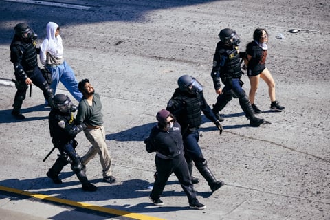 Arrestos de ICE aumentan seis veces y cambia quién es detenido