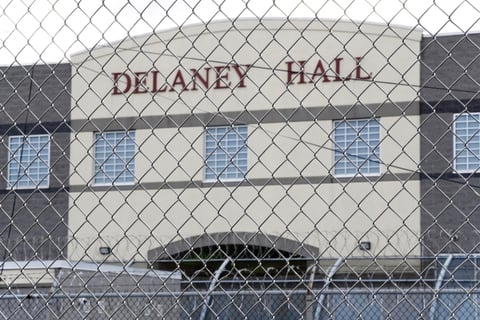 Congresistas vuelven a Delaney Hall y lanzan grave alerta por inmigrantes detenidos