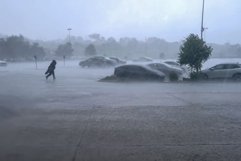Edouard se debilita, pero aumenta la amenaza en Texas