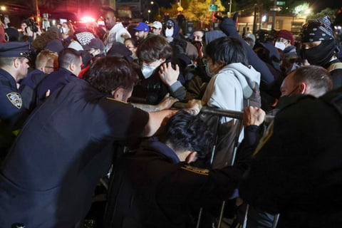Juez federal prohíbe a ICE deportar a dominicano herido de bala durante detención frente a su hijo en Nueva York