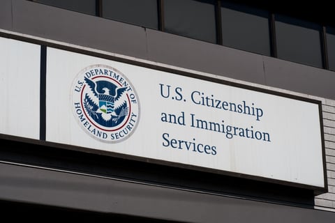 USCIS enfrenta demanda por la Green Card: cuestionan trabas que podrían separar familias