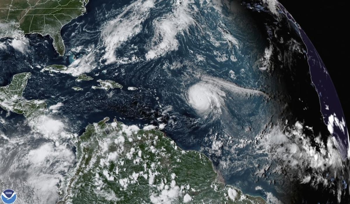 Sam avanza con fuerza por el Atlántico como un huracán de categoría 4