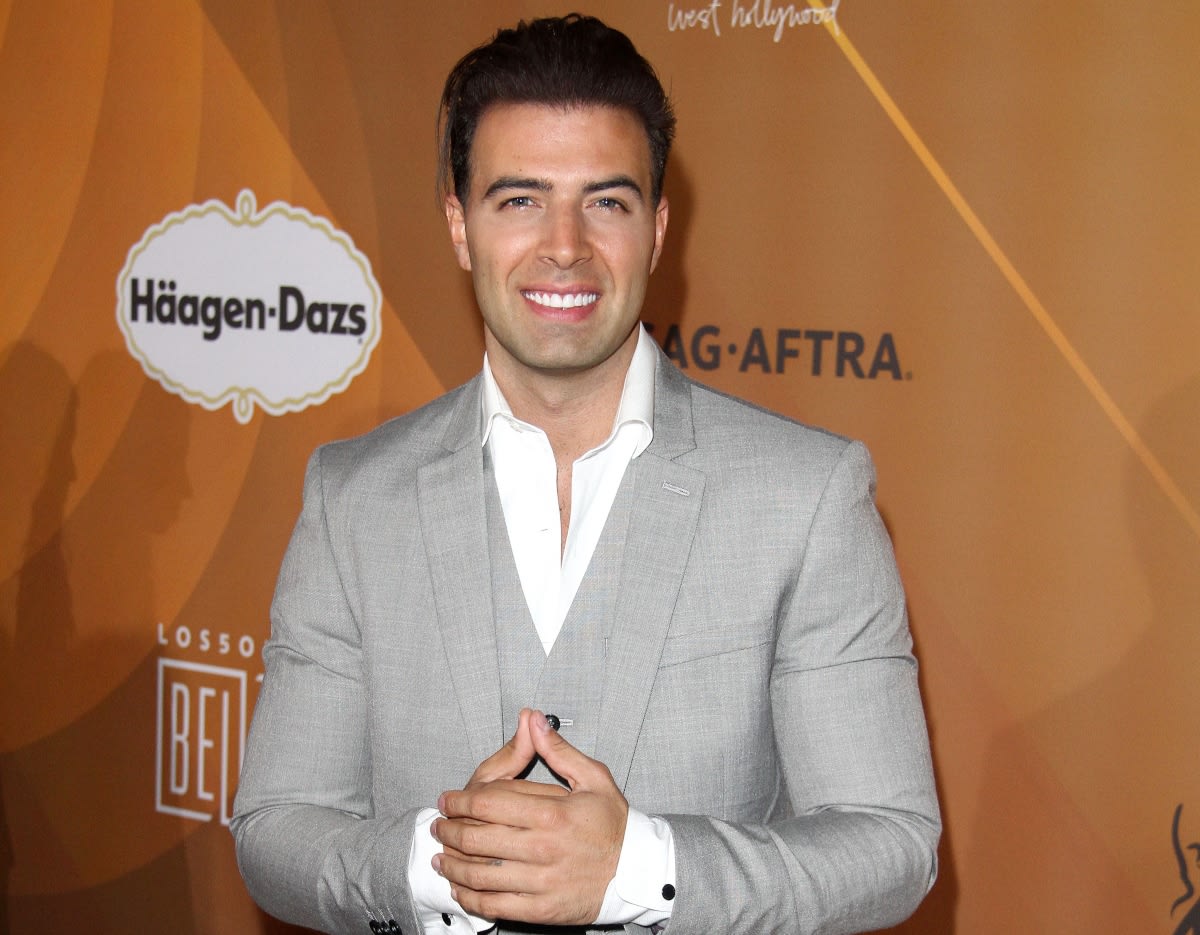 Actor Jencarlos Canela will take time off from social media