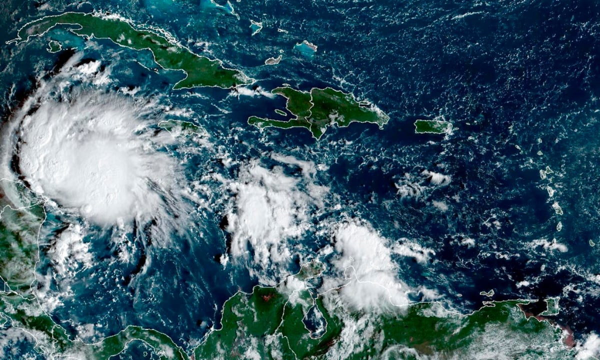 Tormenta tropical Lisa avanza con fuerza hacia las costas de Centroamérica
