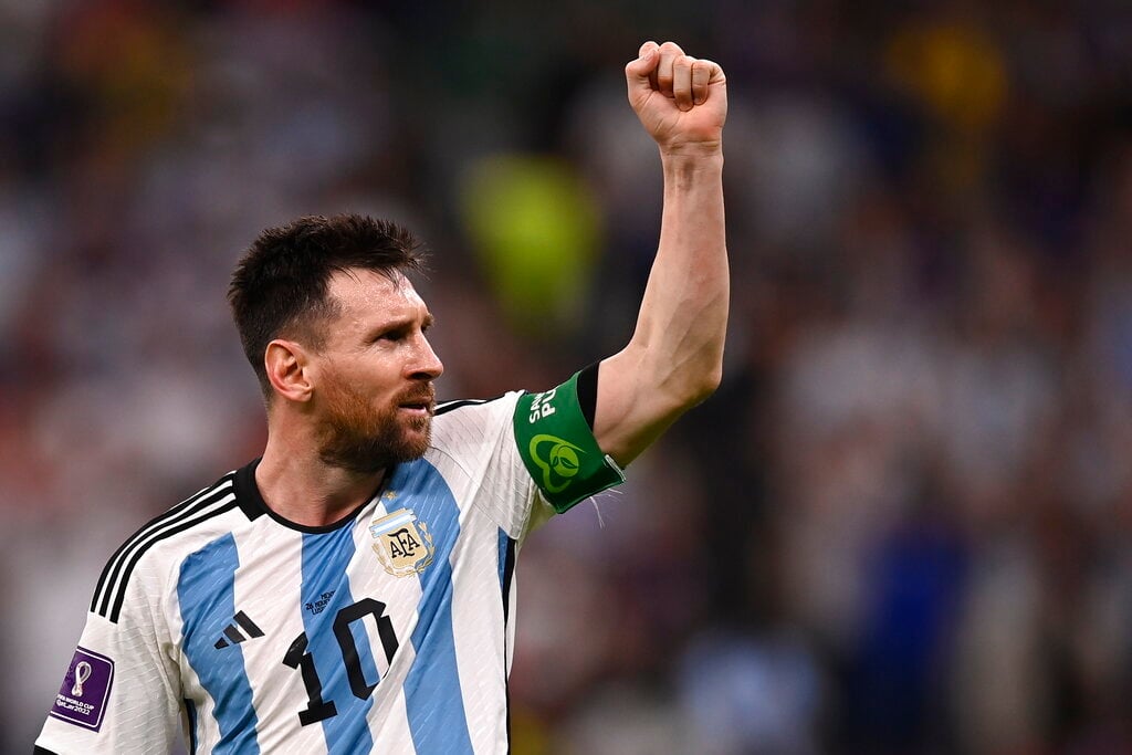 Messi es criticado por ‘patear’ playera de la Selección Mexicana (VIDEO)