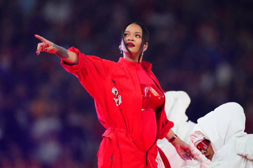 Rihanna en el Super Bowl: Critican a la cantante por su presentación y la culpan de la caída que tuvo Twitter (FOTOS)