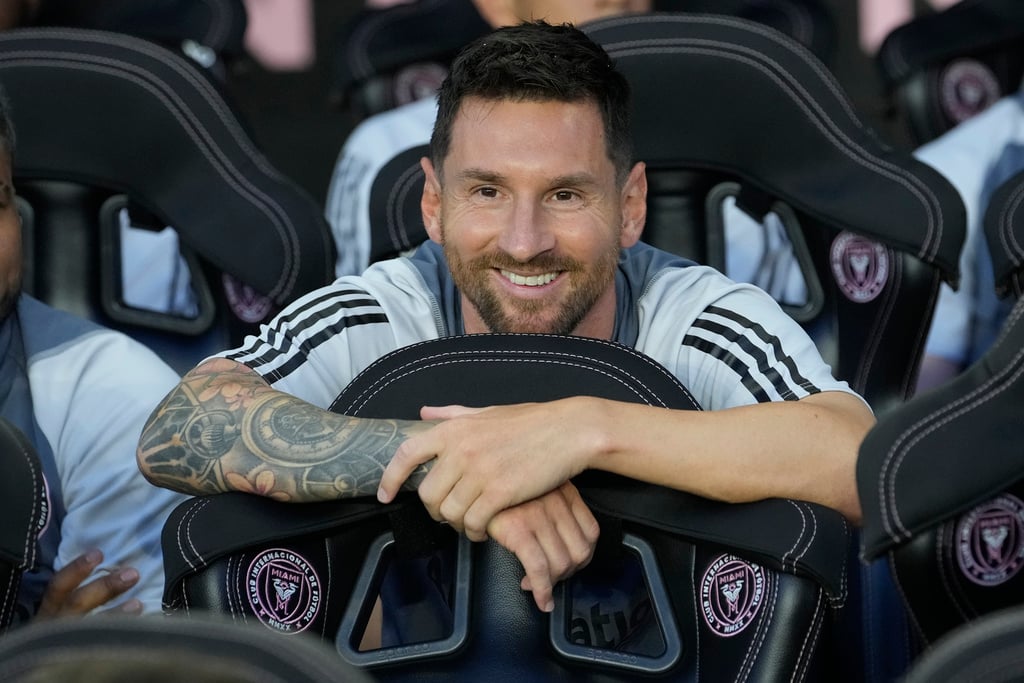 antes del partido, Messi sentado, Messi en el banquillo, Cruz Azul, MundoNOW / before the match, Messi sitting, Messi on the bench, Cruz Azul, MundoNOW