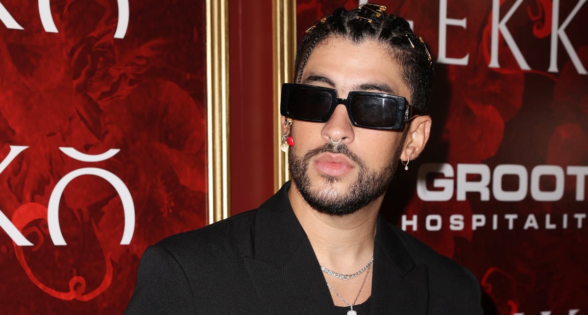 Le avientan bebida a Bad Bunny en pleno restaurante ¿le llegó el karma? (VIDEO)