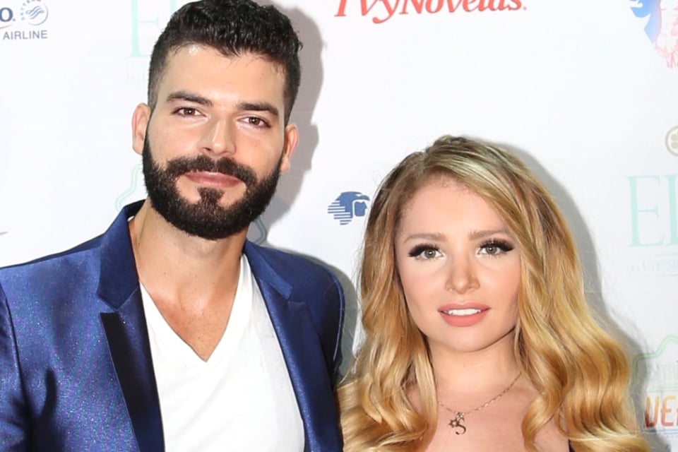 MundoNow, tvynovelas, red carpet, blue suit