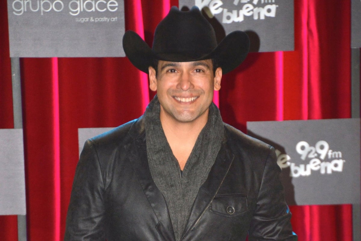 Bobby Pulido denies rumors and introduces his partner with a romantic message
