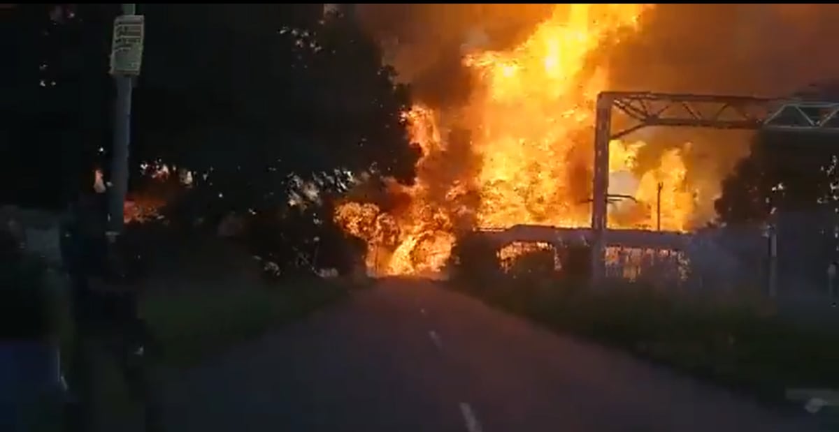 Tras explosión en fábrica encuentran cuerpos y equipos de axulio buscan sobrevivientes