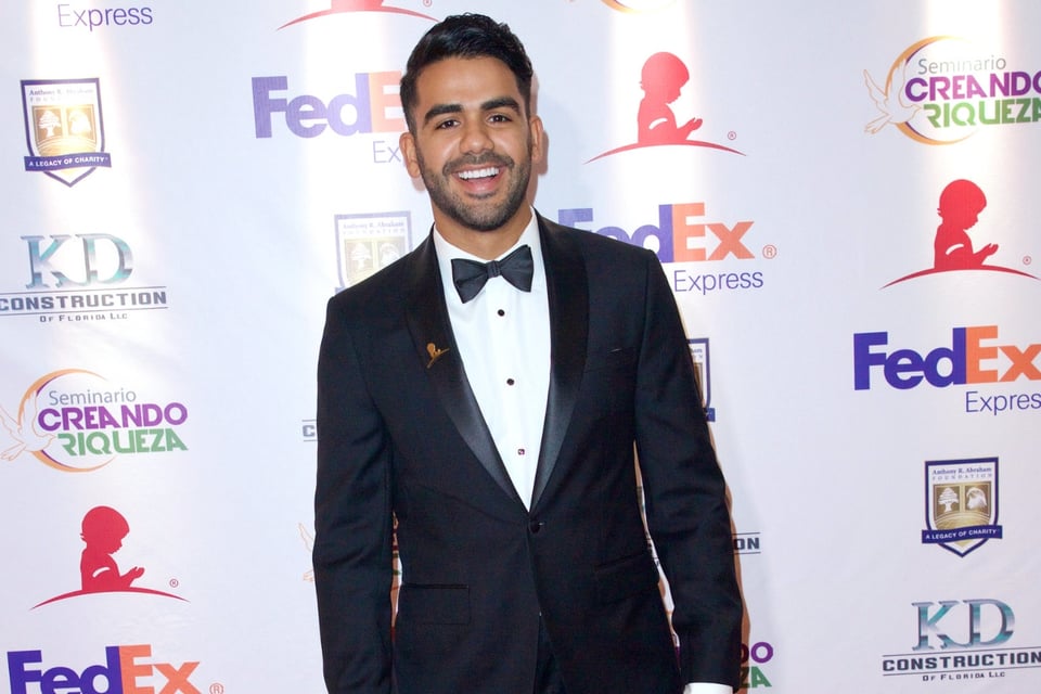MundoNow, famous, fedex, traje negro