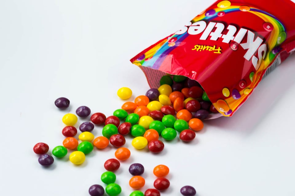 Skittles, truco o trato, bolsa de golosina, caramelos de colores, MundoNOW