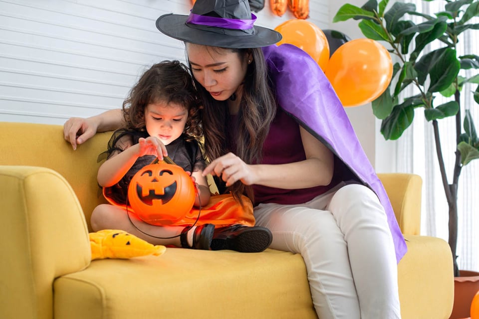 Dulces clásicos de halloween, truco o trato, niños, madre e hija, niñera